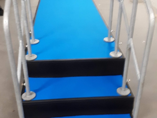 Pódiové schody se zábradlím - výška 60cm nebo 80cm, šířka 1m nebo 2m