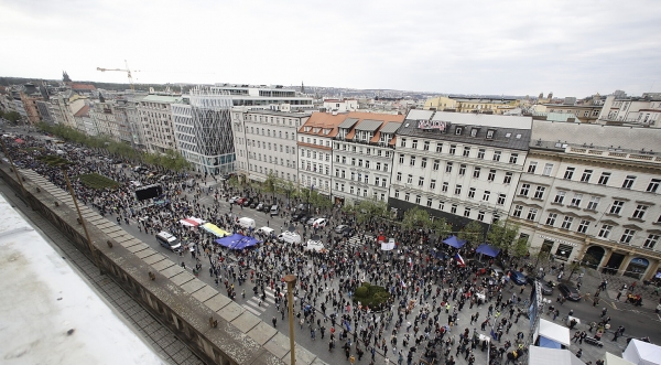 Demonstrace spolku Milion chvilek pro demokracii - "Hrad za hranou, republika v ohrožení!" 29.4.2021