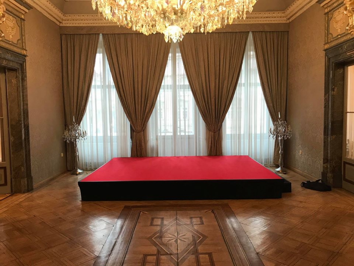 Interiérové VIP podium - Kaiserštejnský palác