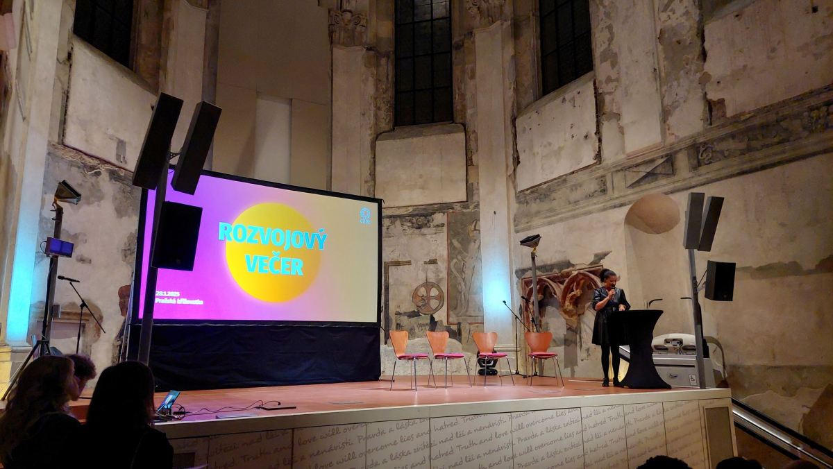 Technické zajištění projekce pro Rozvojový večer organizace CARE v Pražské křižovatce
